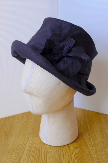 ２５ 綿麻のななめきりかえのチューリップハット 黒 帽子が似合わない女性のためのハットフィッターブログ